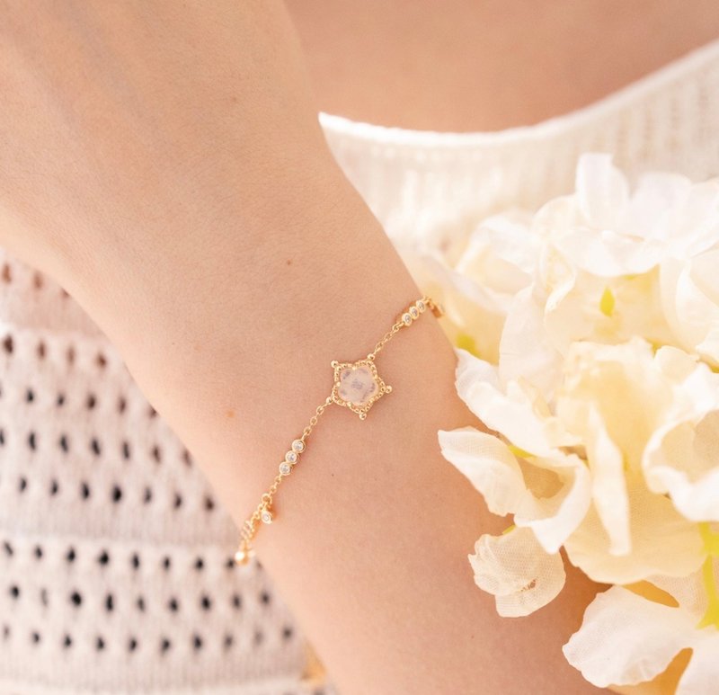 Bubble flower 18k gold moonstone bracelet - สร้อยข้อมือ - เงินแท้ สีทอง