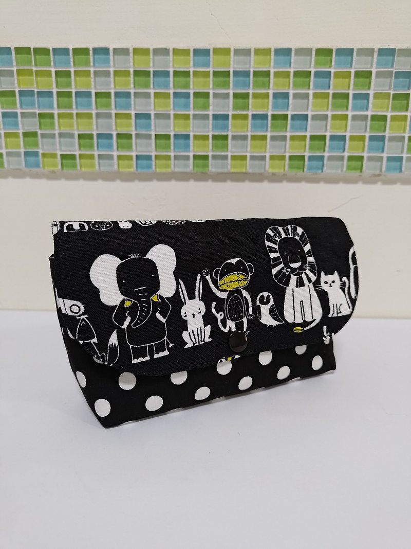MQ Animal Paradise Cosmetic Bag Press-on version needs to be customized - กระเป๋าเครื่องสำอาง - ผ้าฝ้าย/ผ้าลินิน สีดำ