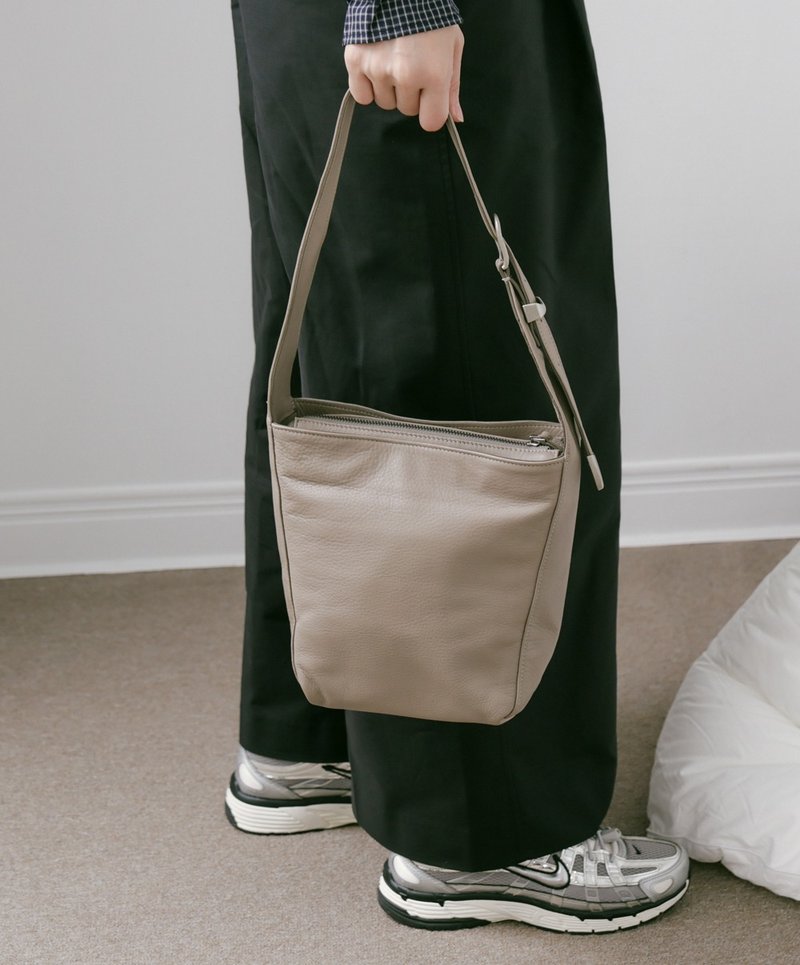 Supportingrole簡約百搭輕量兩用真皮手提肩背腋下托特包 質感灰 - 側背包/斜背包 - 真皮 銀色