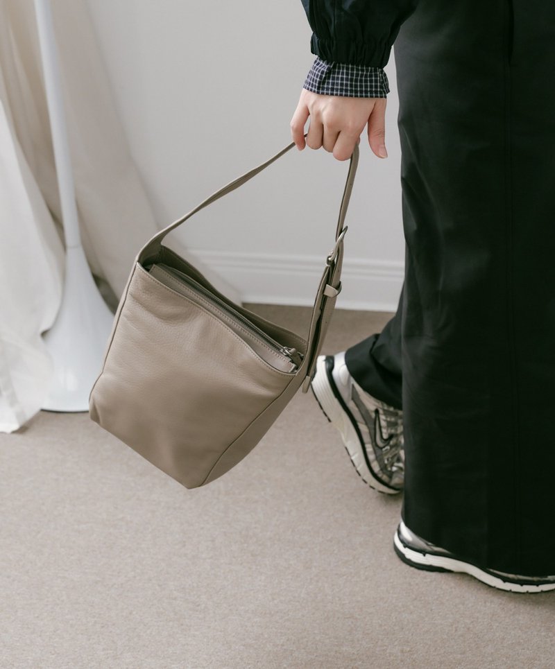 Supportingrole シンプルで合わせやすい軽量2way本革トートバッグ 質感グレー - ショルダーバッグ - 革 シルバー