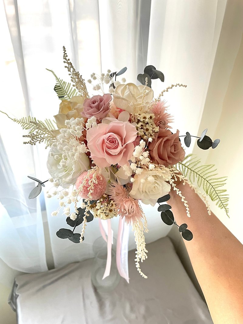 Pink and white preserved flower bridal bouquet - ช่อดอกไม้แห้ง - พืช/ดอกไม้ 