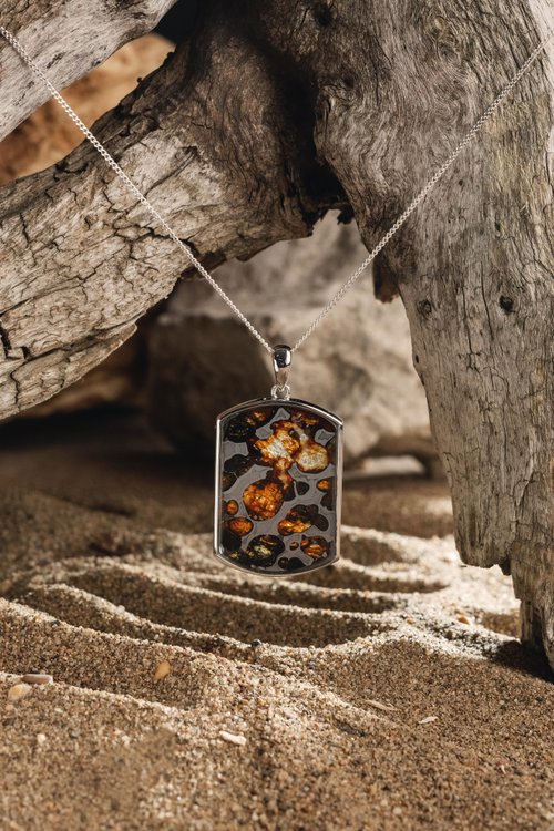 Stardust Meteorite Jewelry 用Sericho隕石製成的大型Pallasite狗牌吊墜