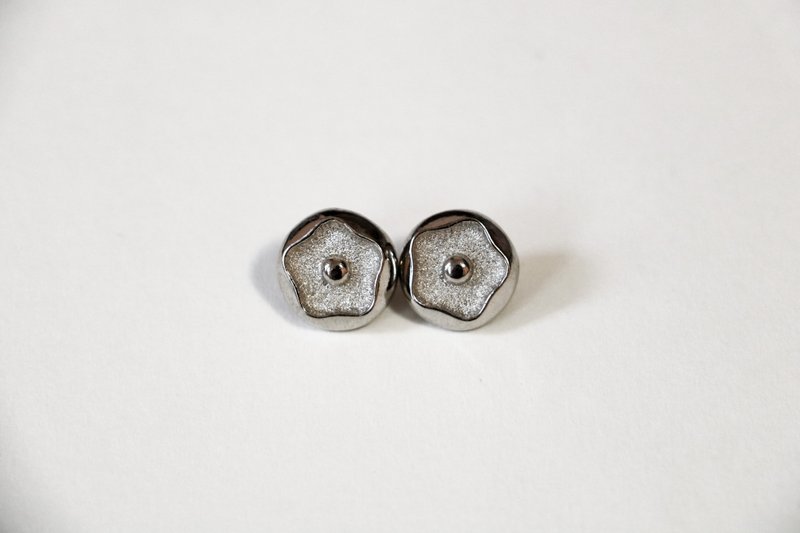 Silver Diamond Flower_ Retro Handmade Earrings - ต่างหู - เปลือกหอย สีเงิน