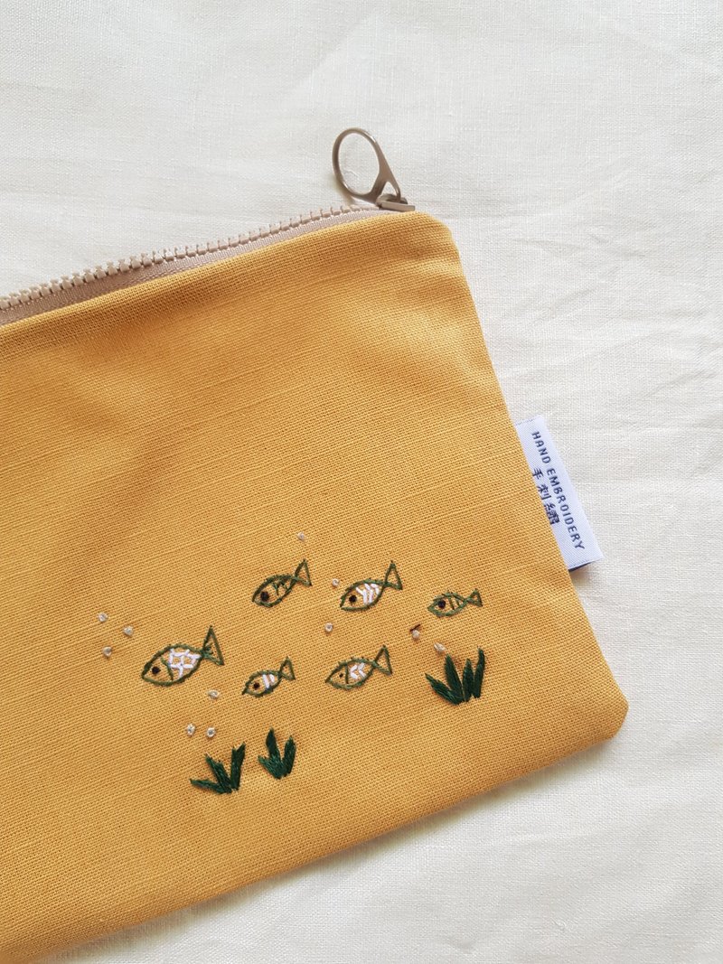 Lovely Fishes 手工繡 化妝包 - 化妝包/收納袋 - 棉．麻 