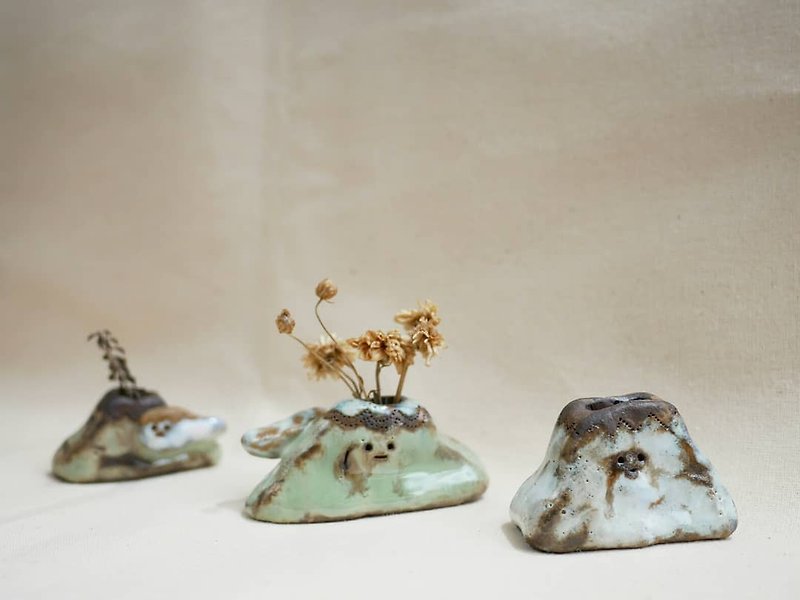 Sakurajima volcanic pottery flower - Pottery & Ceramics - Pottery 