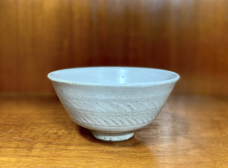 Fog white glaze engraved bowl/rice bowl - Bowls - Pottery 