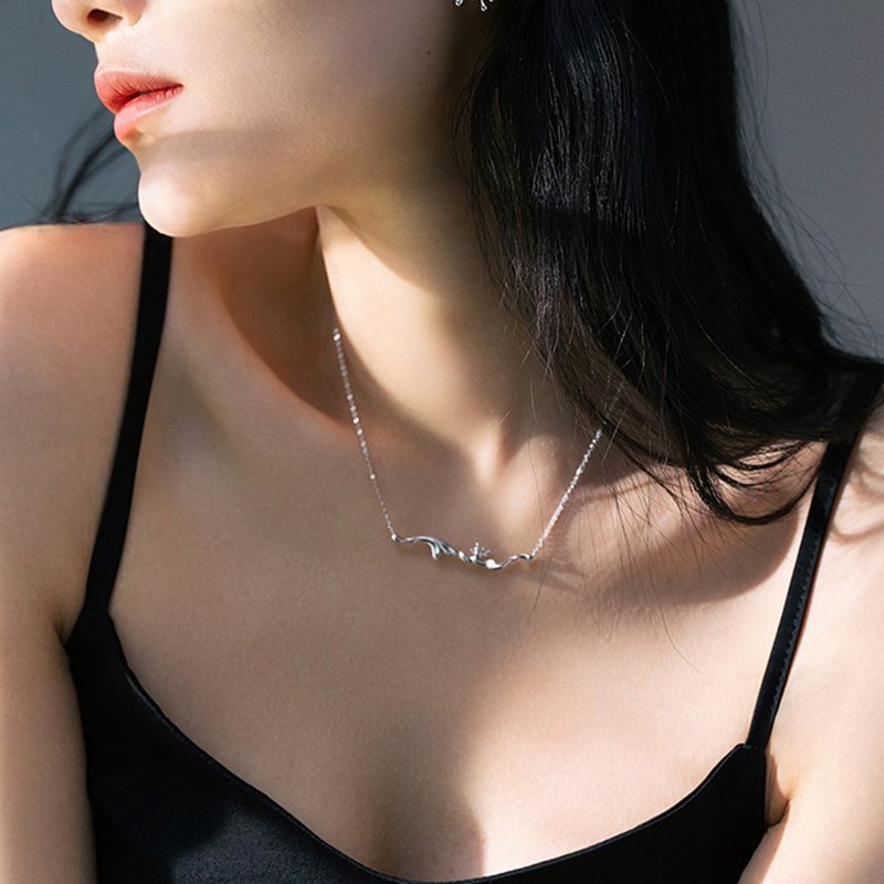 Summer beach skirt matching Silver original handmade light luxury necklace clavicle chain Tanabata gift - Collar Necklaces - Silver Silver