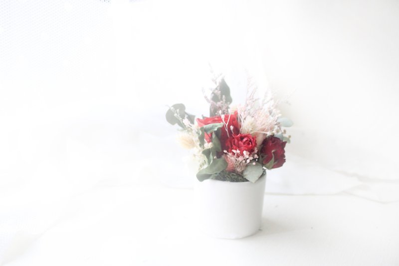 森のヴィンテージは小さな丸テーブルの花をバラ・古典的な赤の永遠のバラの花の式典 - ドライフラワー・ブーケ - 寄せ植え・花 レッド