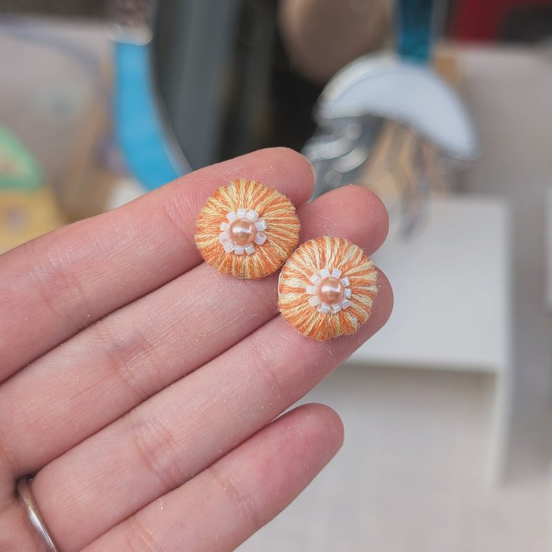 時光流轉  小圓餅刺繡耳環 - 耳環/耳夾/耳骨夾 - 繡線 多色
