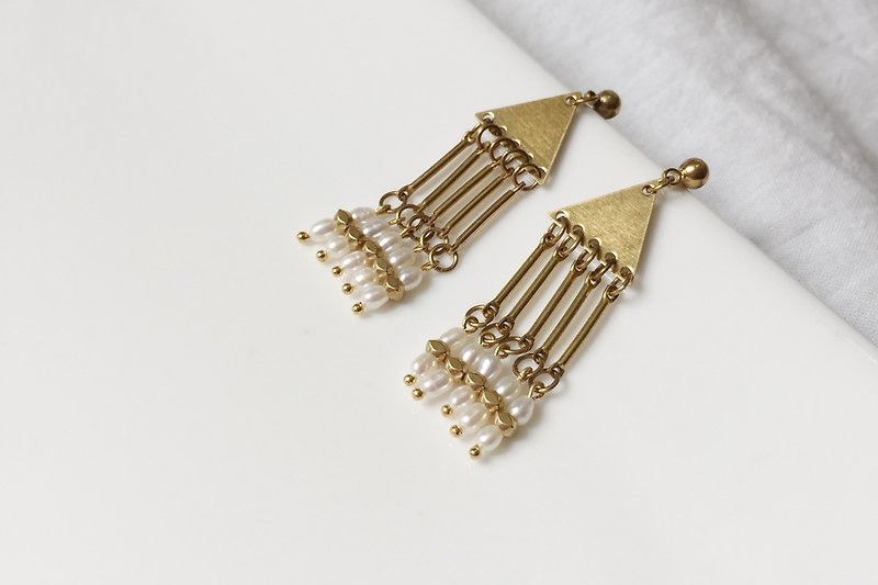 True Night Cultured Pearl Brass Earrings - ต่างหู - โลหะ สีทอง