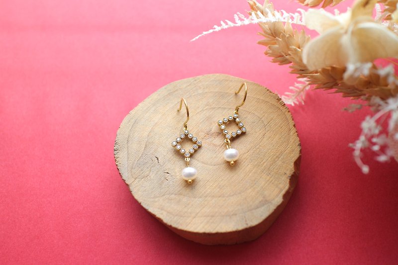 Sunrise pearl-Brass handmade earrings - ต่างหู - ทองแดงทองเหลือง หลากหลายสี
