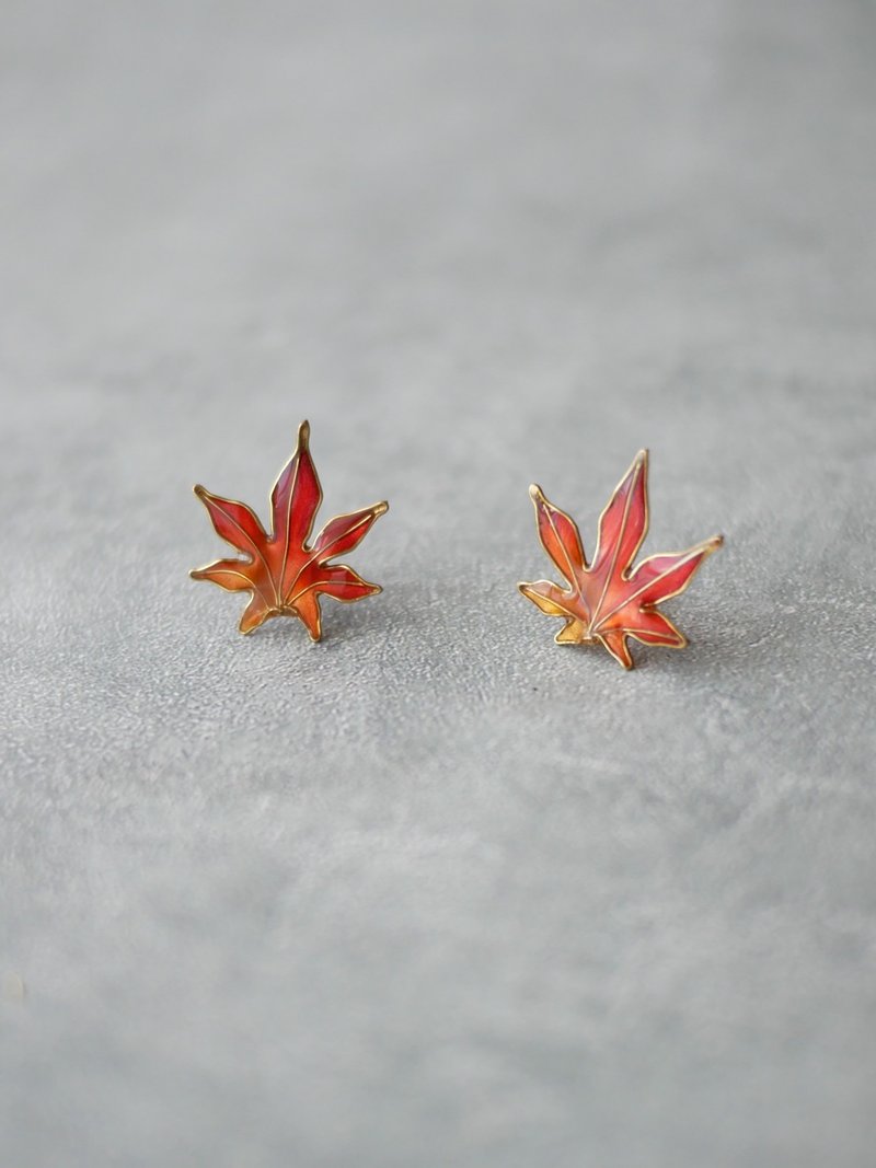 Maple leaf earrings - ต่างหู - วัสดุอื่นๆ สีแดง