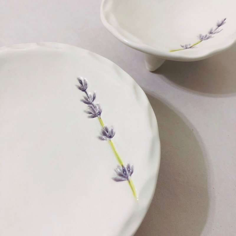 Lavender/ Handmade Ceramic Tripod Dish (Lace Type) - ของวางตกแต่ง - เครื่องลายคราม หลากหลายสี