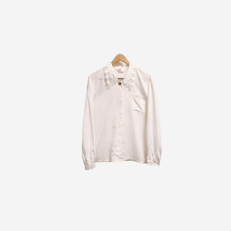 Vintage hollow flower embroidery shirt 421 - เสื้อเชิ้ตผู้หญิง - วัสดุอื่นๆ ขาว