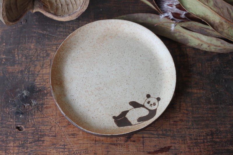 Round plate with Panda - จานและถาด - ดินเผา สีกากี