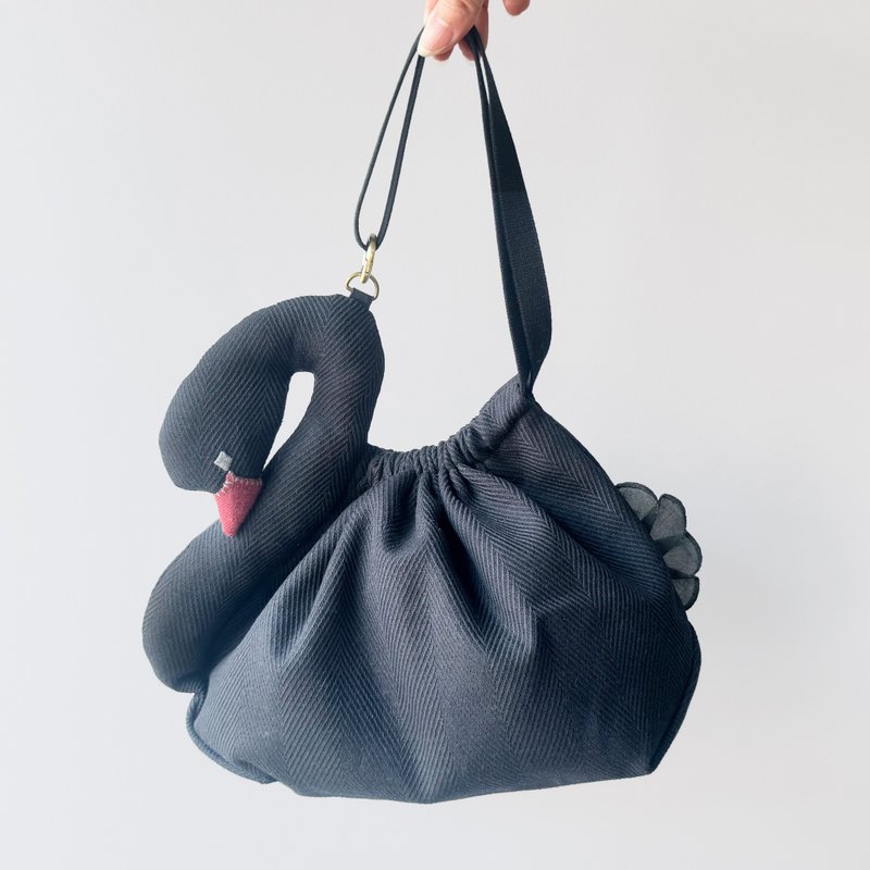 スワン【 ポーチM 】黒鳥巾着ハンドバッグ　30日程で発送 - 手提包/手提袋 - 棉．麻 黑色