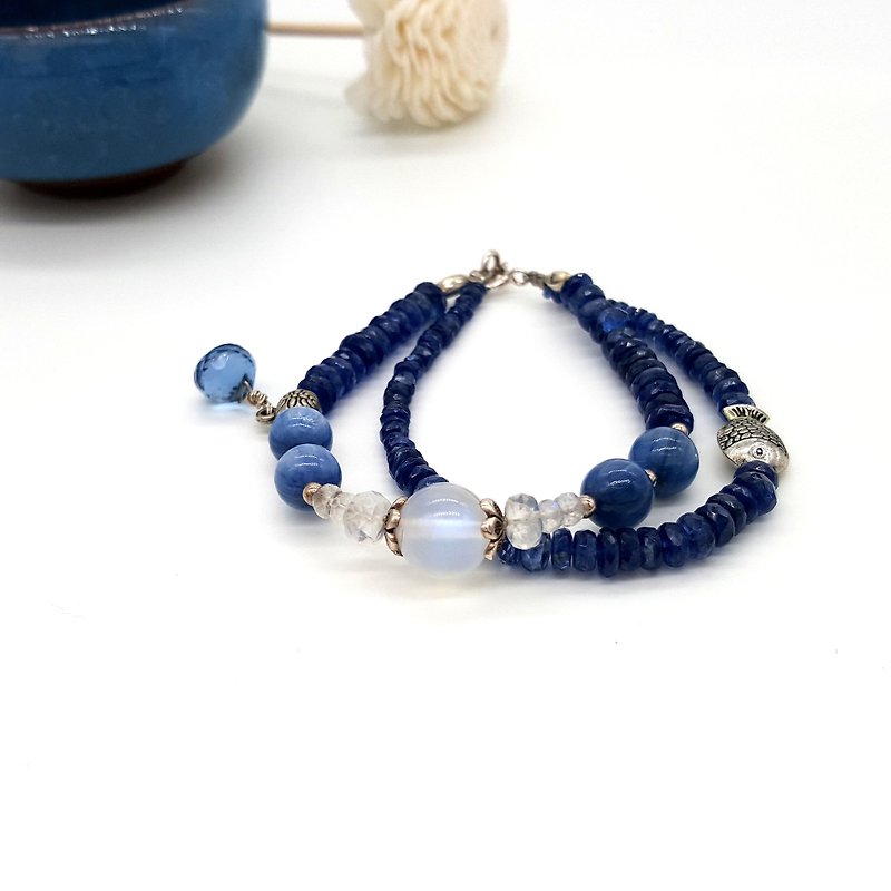 Crystal girl in the world - blue moonlight - a gorgeous adventure for little fish (kyanite / Moonstone) Handmade natural crystal bracelet - Bracelets - Gemstone Blue