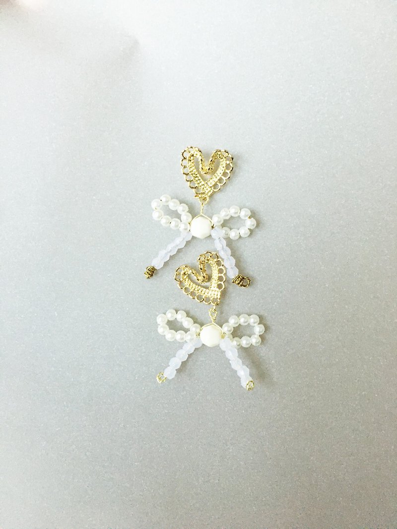 Ribbon Earrings with gold heart - ต่างหู - พลาสติก ขาว
