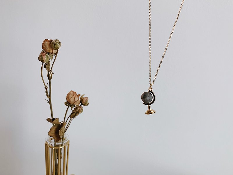 Globe Necklace Moon Texture Valentine's Day Gift - สร้อยติดคอ - ทองแดงทองเหลือง 