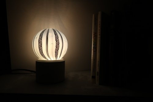 Kun’s Crystal 坤水晶 玻璃罩清水模燈座桌燈 | 玻璃熾造 工坊手作