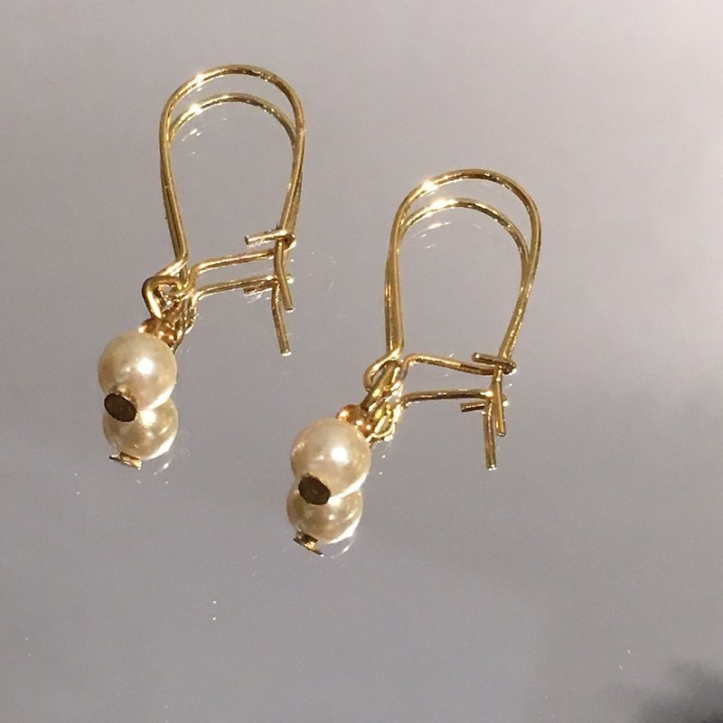 a smudge needle/clip earring - ต่างหู - ไข่มุก สีทอง