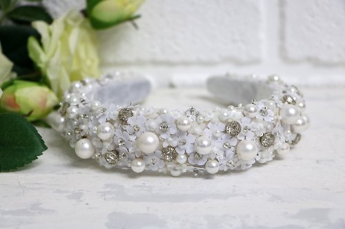 Designer beaded jewelry by Mariya Klishina White crystal perls headband Bridal gentle flowers tiara Diadem with perl