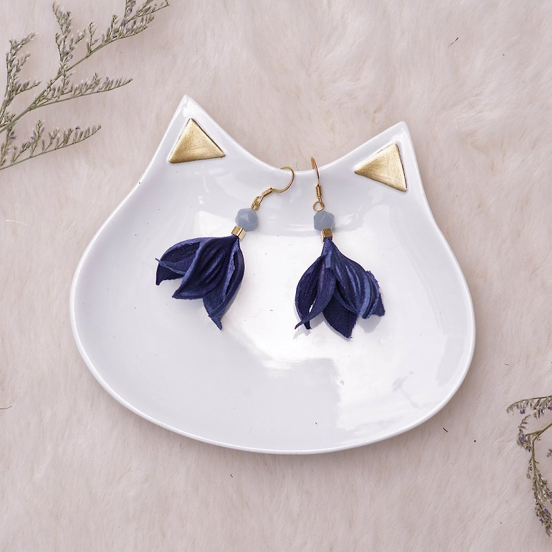 Rita | Navy Blue Dangle Golden Plating Floral Earrings - Fabric flower gifts - ต่างหู - วัสดุอื่นๆ สีน้ำเงิน