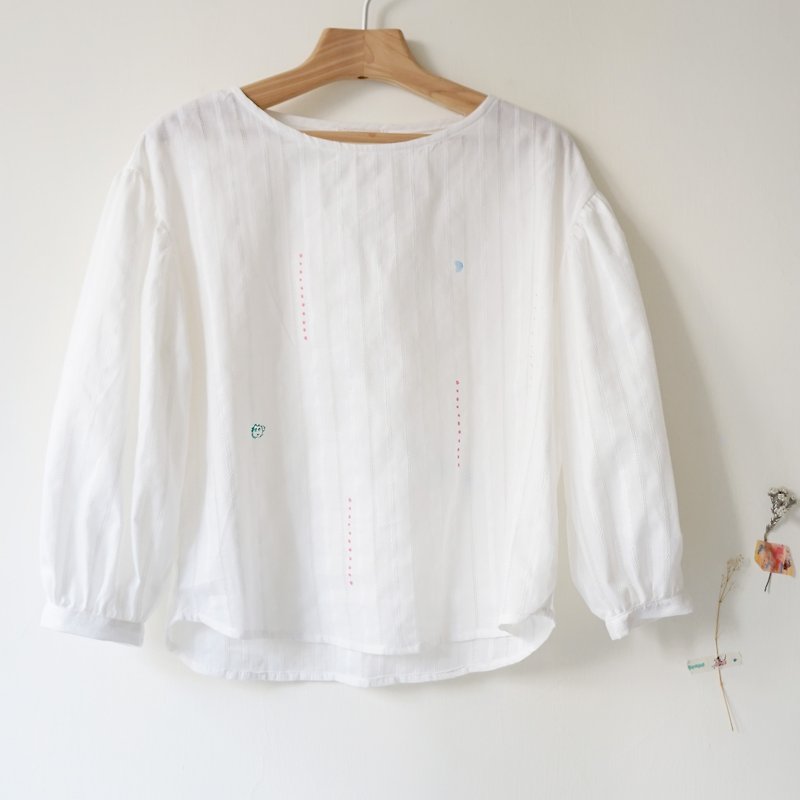 Puppy moon / star point Peng Peng mountain sleeve knit shirt round hem / - Women's Tops - Cotton & Hemp White