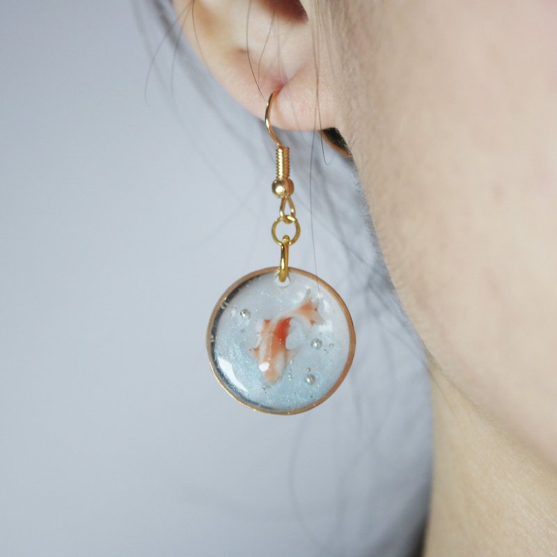 【現貨】養了一隻金魚漸層透明藍抗敏醫療鋼耳環可改夾式 - 耳環/耳夾 - 不鏽鋼 透明