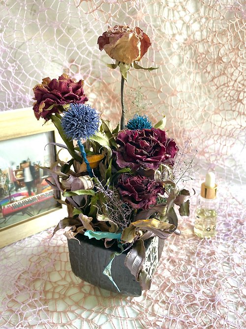 九日(珍玫瑰） 復刻黑釉雕花四方瓶 九日珍玫瑰 低溫真空烘乾乾燥花 花藝設計