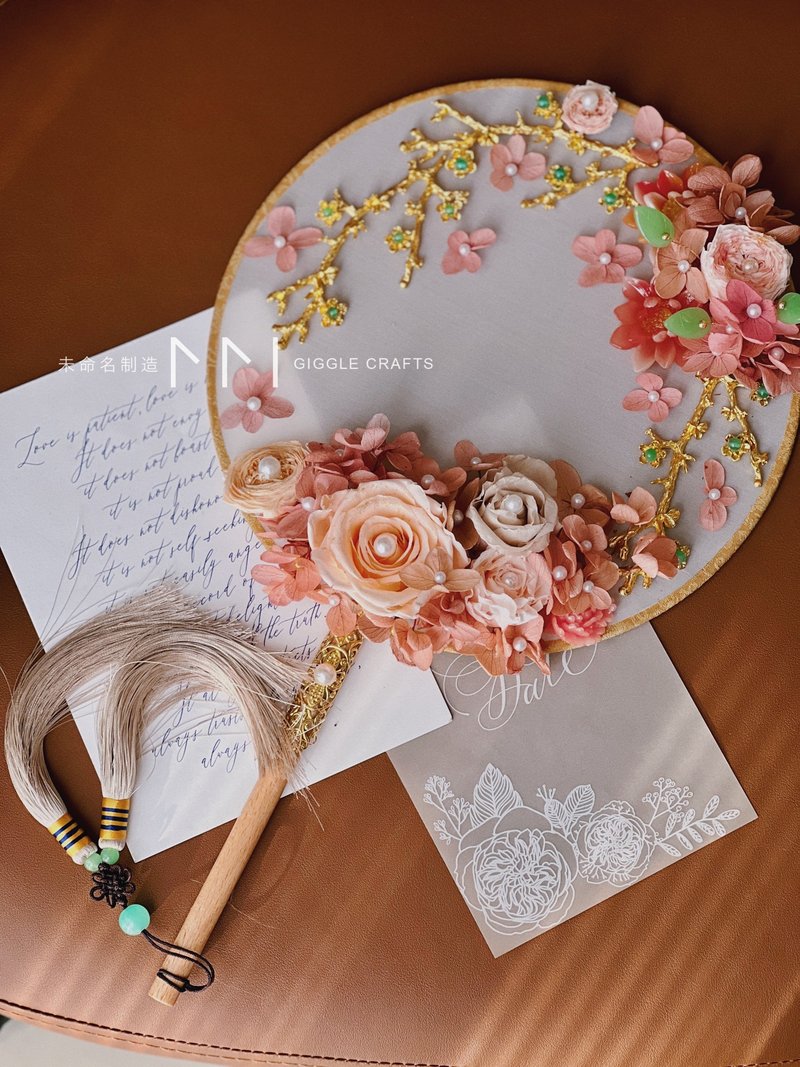 Bride's everlasting flower round fan, wedding fan, Xiuhe dress, Chinese bouquet, best friend wedding gift - Dried Flowers & Bouquets - Plants & Flowers 