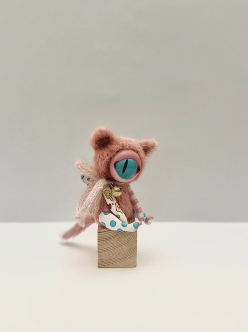 翼を持つ一点物のぬいぐるみピンク子猫、手作りおもちゃ _