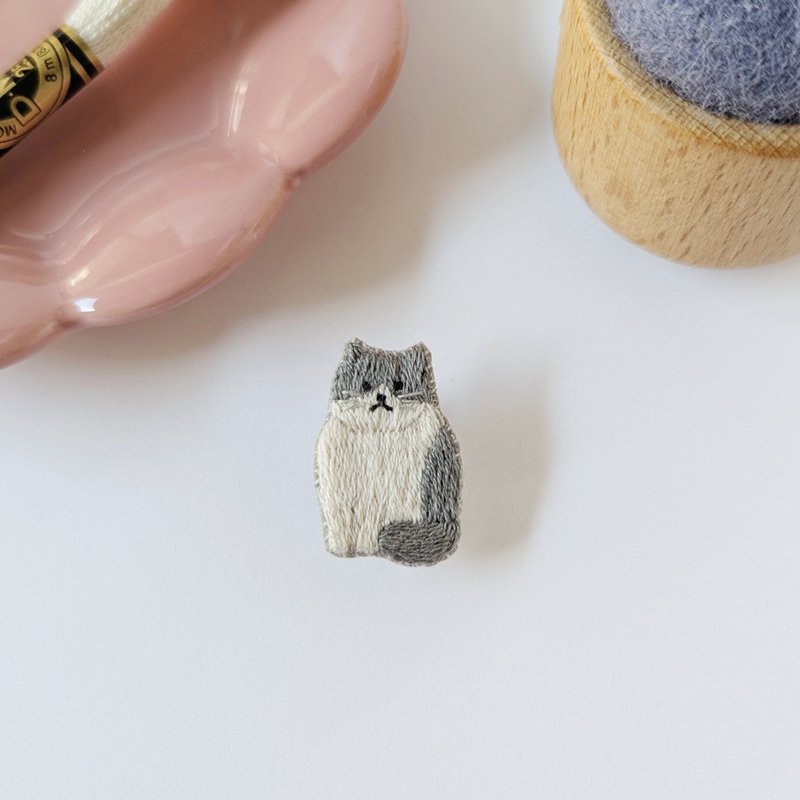 座るねこ(ハチワレ)　刺繍ブローチ - 胸針 - 繡線 灰色