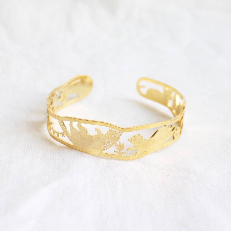 Cats hammered handmade brass bracelet II Story_ Cats - สร้อยข้อมือ - ทองแดงทองเหลือง สีทอง