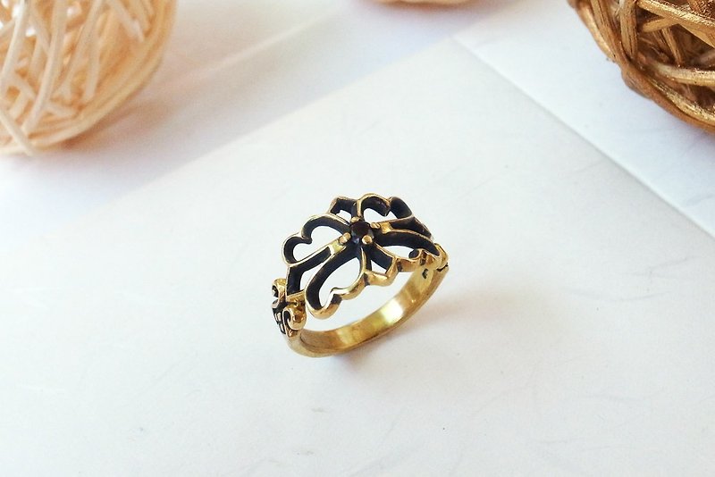 典雅鳶尾花紋鏤空戒指 抗過敏銅飾 - 戒指 - 其他金屬 金色