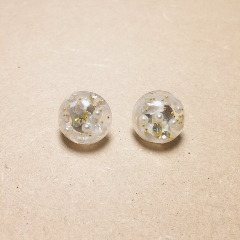 レトロな透明な真珠のシェルのスパンコールの小さな金のビーズミートボールのイヤリング - ピアス・イヤリング - レジン 透明