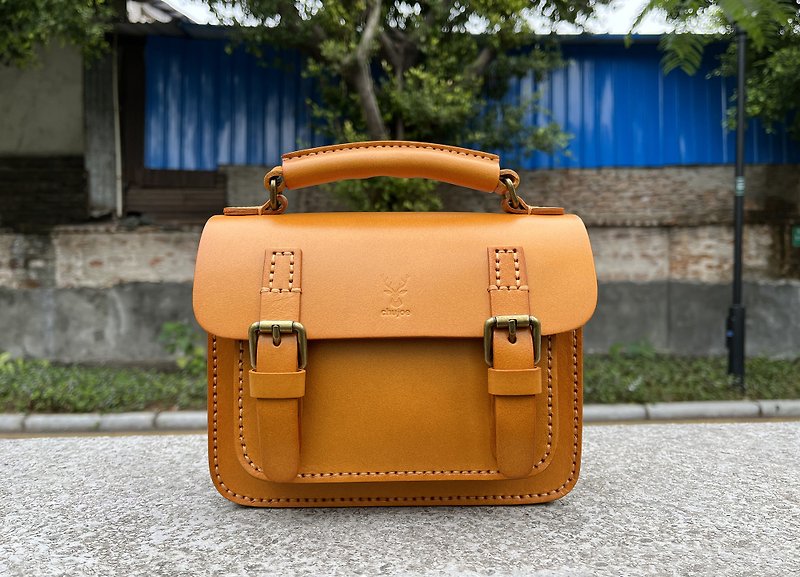 Hand-made classic Cambridge bag original retro messenger bag vegetable tanned leather small square bag free lettering printed trademark - กระเป๋าถือ - หนังแท้ 