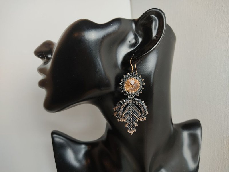 Crystal gray beaded earrings beautiful leaves - 耳環/耳夾/耳骨夾 - 玻璃 灰色