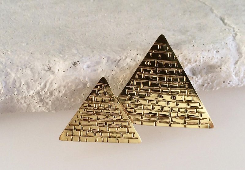 ピラミッド◆真鍮ブローチ - 胸針/心口針 - 其他金屬 