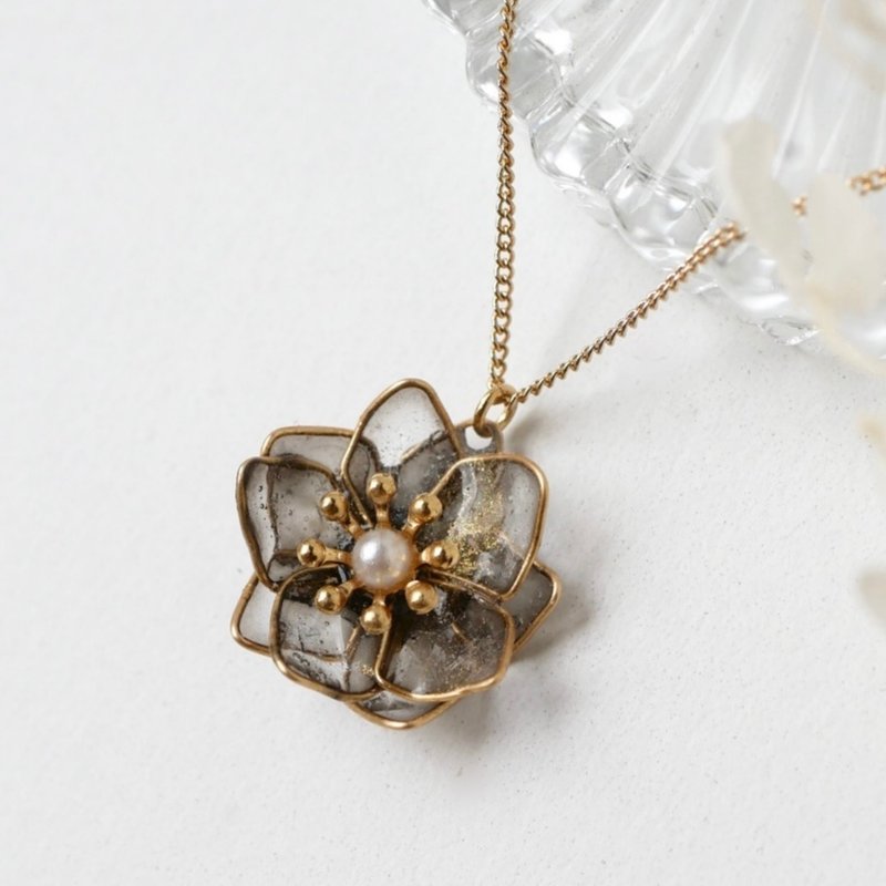 Christmas Rose Shine Necklace Handmade Dip Art Accessory - สร้อยคอ - เรซิน สีดำ