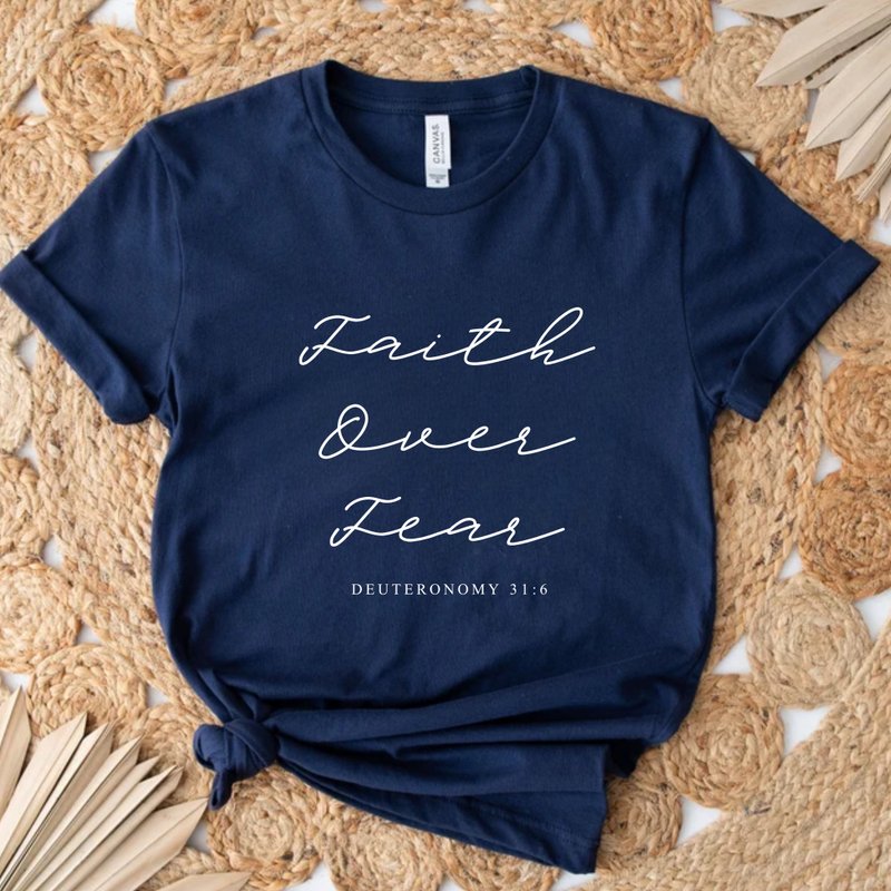 Faith Over Fear Deuteronomy 31:6 Bible verses Christian unisex short top - เสื้อยืดผู้หญิง - ผ้าฝ้าย/ผ้าลินิน ขาว