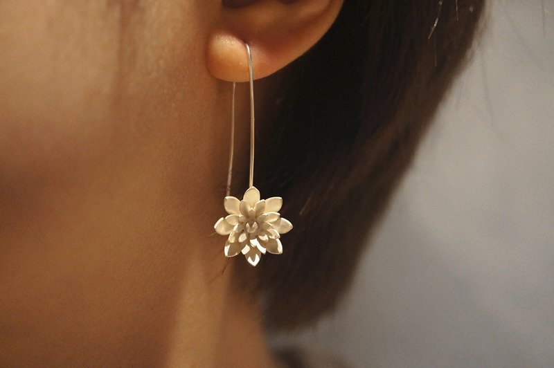 The Water Lily Long Earring - ต่างหู - เงินแท้ สีเงิน