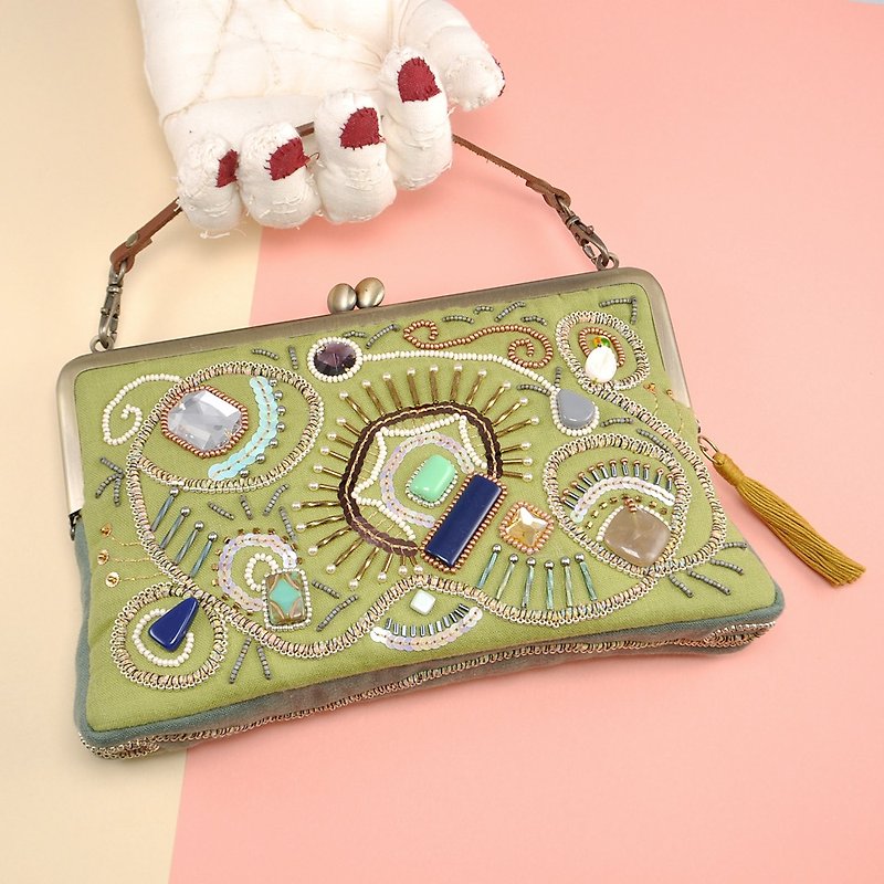 Embroidered bag with beads and yarn, party bag, sparkle green bag - กระเป๋าถือ - ผ้าฝ้าย/ผ้าลินิน สีเขียว