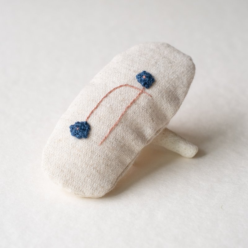 葉 音系列 ・刺繡胸針 - 胸針 - 棉．麻 白色