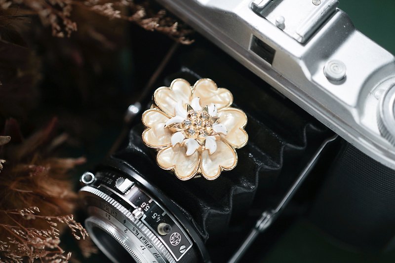 [Antique Jewelry / Western Old Items] VINTAGE Beige Delicate Flower Vintage Scarf Clip - เข็มกลัด - โลหะ สีทอง