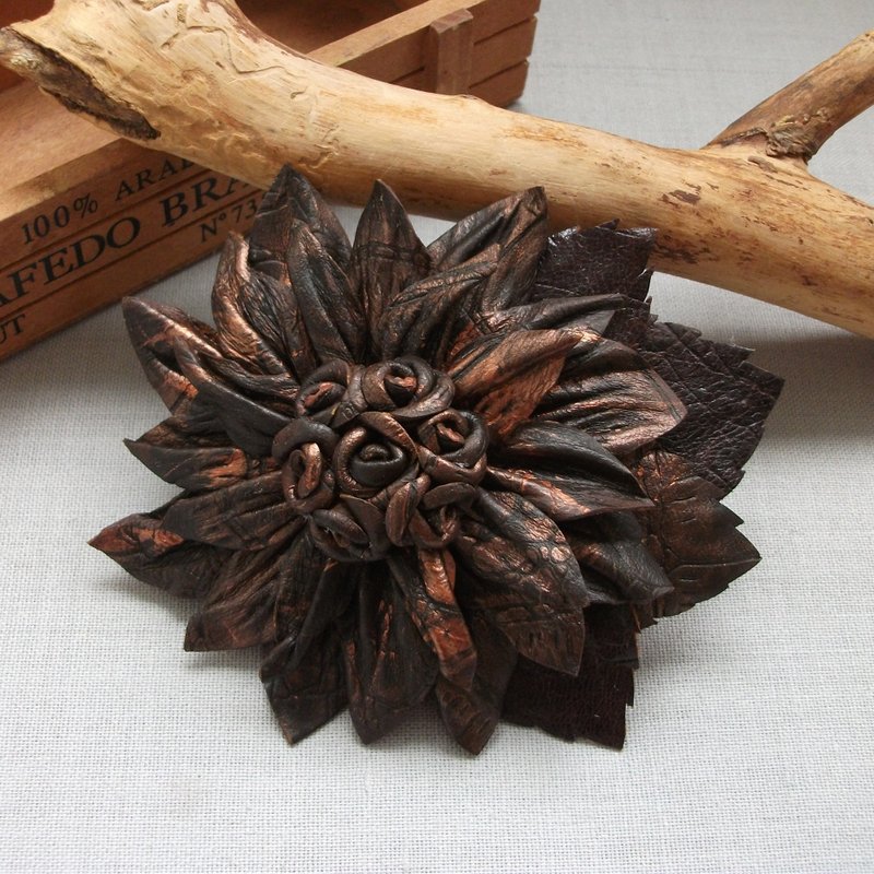 Brown flower brooch made of genuine leather - 胸針 - 真皮 咖啡色