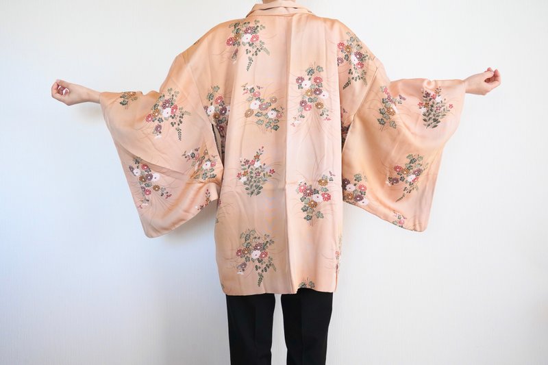 Japanese KIMONO, silk kimono, floral haori, authentic kimono, traditional kimono - เสื้อแจ็คเก็ต - ผ้าไหม สึชมพู