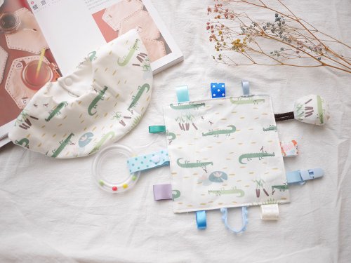 Pon Baby。愛手作。 六重紗圓形圍兜+安撫巾 手搖鈴可拆下 彌月禮盒 可愛鱷魚款