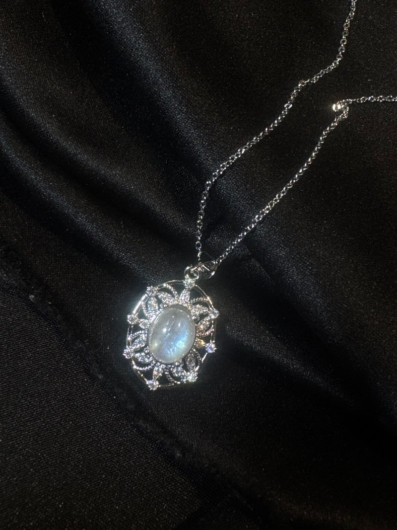 Illusion. Soul Healing. Natural Moonstone Necklace. Lover's Stone. True Love Stone. White Moonstone. - สร้อยคอ - เครื่องประดับพลอย ขาว