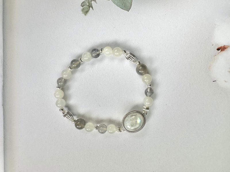 Blue Moonlight Gray Moonlight White Moonlight Natural Crystal Bracelet/Lovers' Stone Relieve Fatigue and Relax Your Mood - สร้อยข้อมือ - คริสตัล ขาว